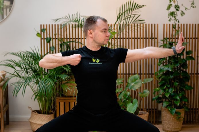 Hiina võimlemine, juhendaja Hindrek Vou näitab asendit